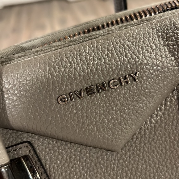 Givenchy - Picture 2 of 3